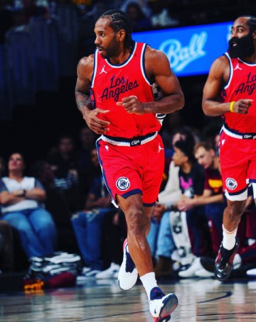 战神卡!伦纳德三分线内12中11 关键一攻一防杀死比赛