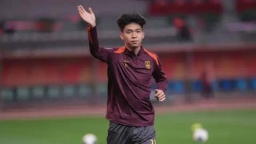 18岁国足天才遭德甲双雄哄抢!门兴球探已下手,狼堡急得直跺脚