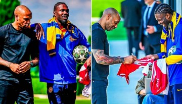 儿厂梦?小图拉姆与亨利一起备战欧冠,让后者在阿森纳球衣上签名