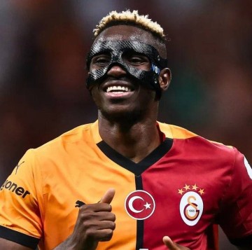 沙特3年1.2亿欧元签奥斯梅,德佬一年巨亏2500万欧,拒绝加盟曼联