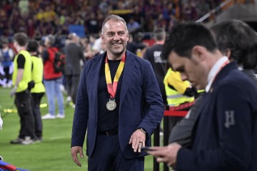 巴萨国王杯绝杀皇马,弗里克率队尽情庆祝,三冠王伟业现曙光