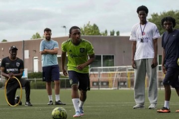 法甲天才前锋穿曼联球衣踢球,标价5000万!曝红魔或免费签英超空霸