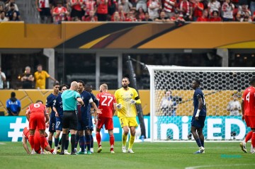 拜仁多打两人被大巴黎淘汰,主帅表现遭到质疑,球迷直言他该下课